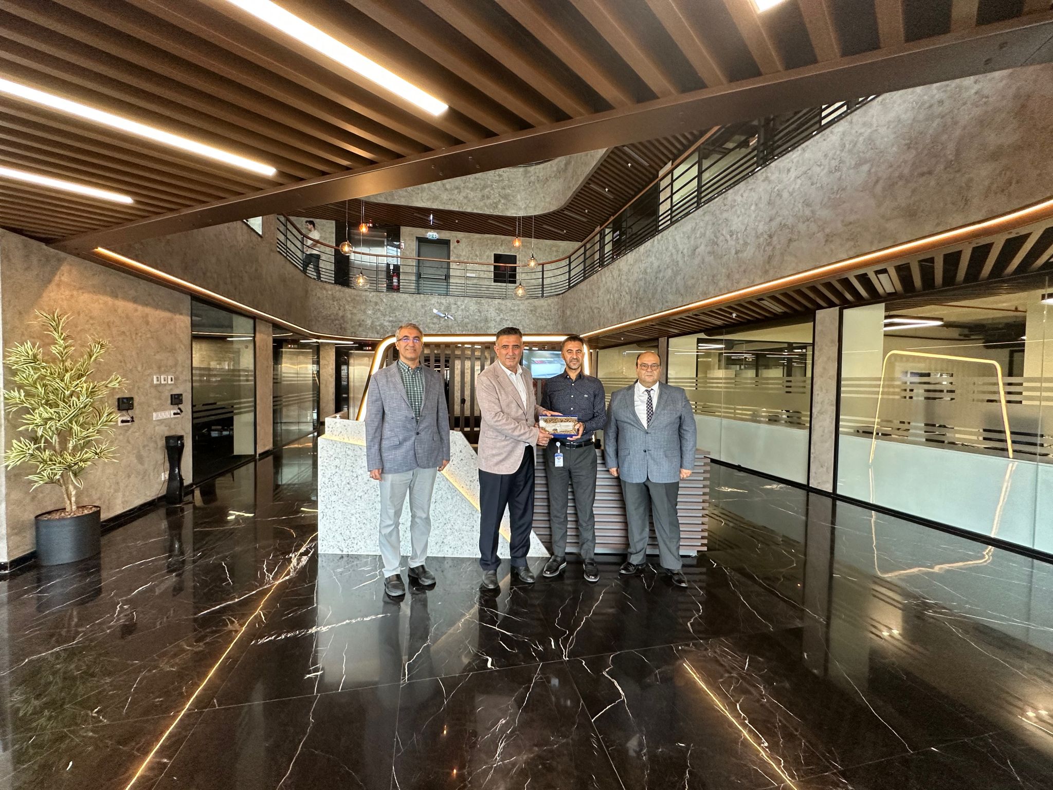 Gebze Teknik Üniversitesi Rektörü ve Havelsan Yönetim Kurulu Başkanı Sn Prof Dr Hacı Ali MANTAR Hocama hediye takdimi