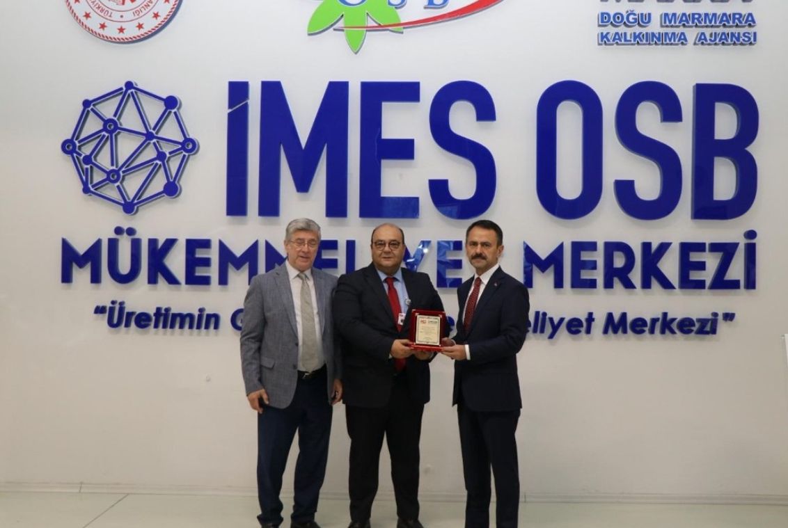 İMES OSB Mükemmeliyet Merkezi’nin eğitim programını tamamlayan mühendislerimizin sertifikalarını ve sunduğumuz destekler için takdir edilen plaketimizi Kocaeli Valisi Sayın İlhami Aktaş'tan aldık.